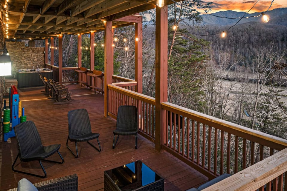 4-Story Cabin Sleeps 22 Hot Tub Game Theater room Cabin in Pittman Center