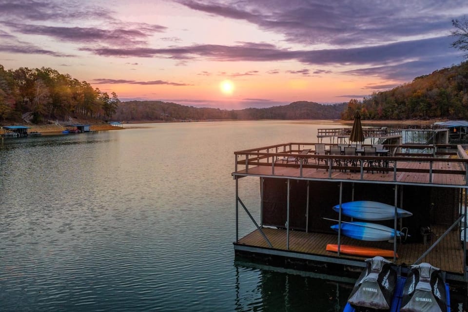 Relaxing Waterfront Stay Sleeps 16 Deck Hot Tub House in Norris Lake