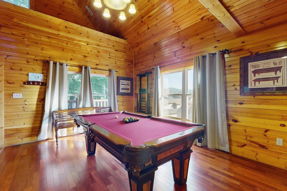Centrally Located Cabin Sleeps 6 Pool Table Cabin in Gatlinburg