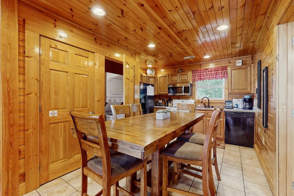 Centrally Located Cabin Sleeps 6 Pool Table Cabin in Gatlinburg