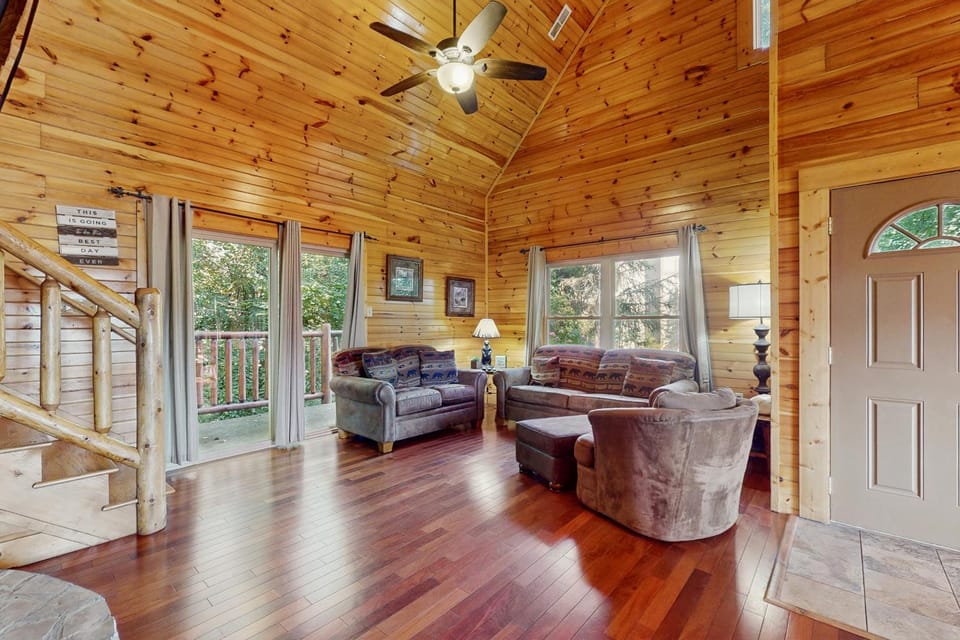 Centrally Located Cabin Sleeps 6 Pool Table Cabin in Gatlinburg