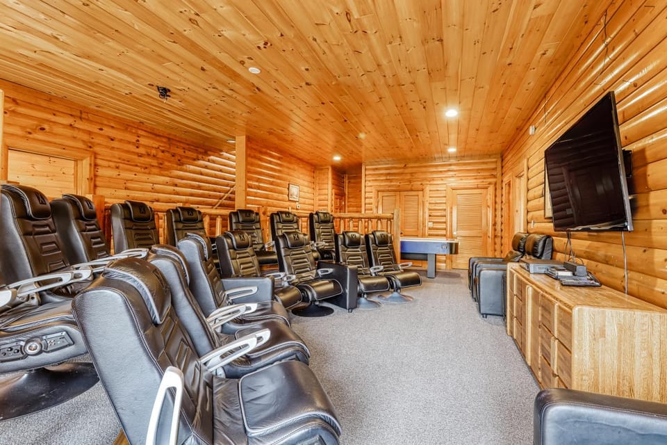 Woodland Cabin Sleep 28 Hot Tub Theater View Deck Cabin in Pigeon Forge