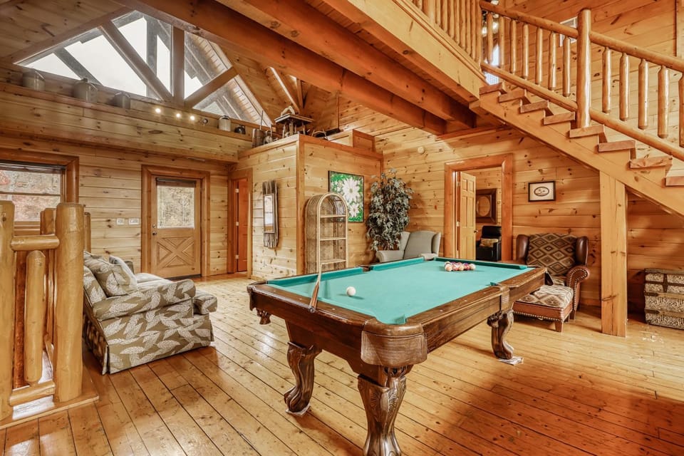 Woodland Cabin Sleep 28 Hot Tub Theater View Deck Cabin in Pigeon Forge