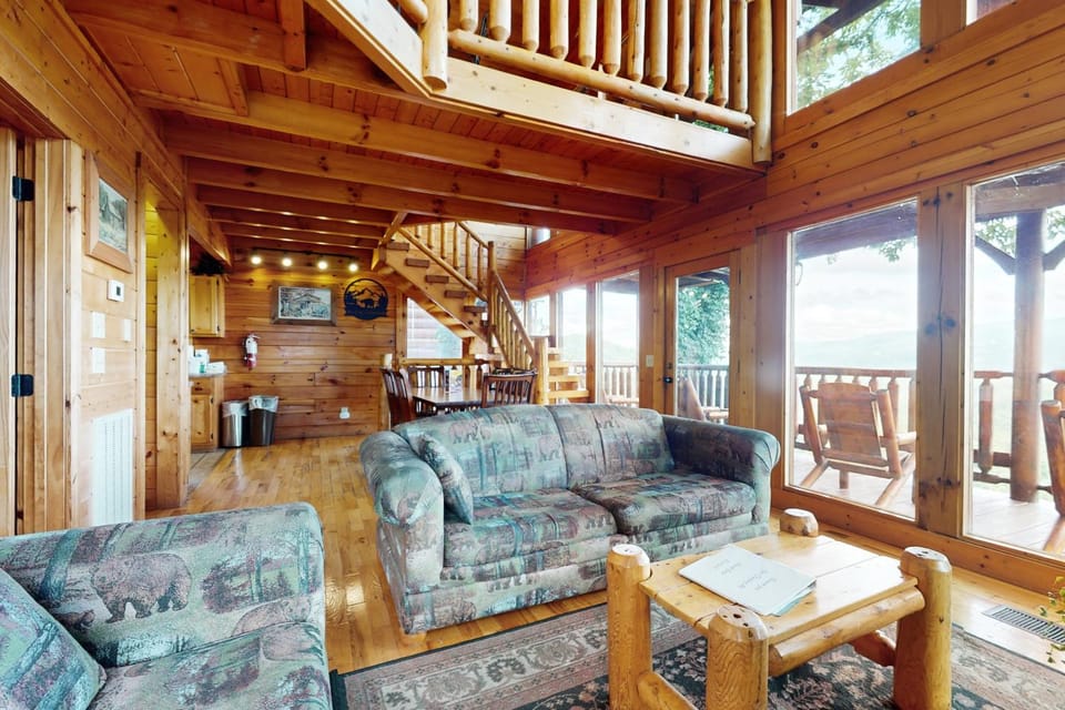 Resort Cabin Sleeps 8 Hot Tub Home Theater Grill Cabin in Pigeon Forge