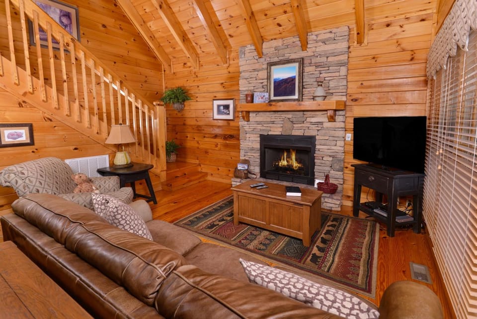 Scenic Log Sleeps 6 Hot Tub Balcony Pool Table House in Sevier County