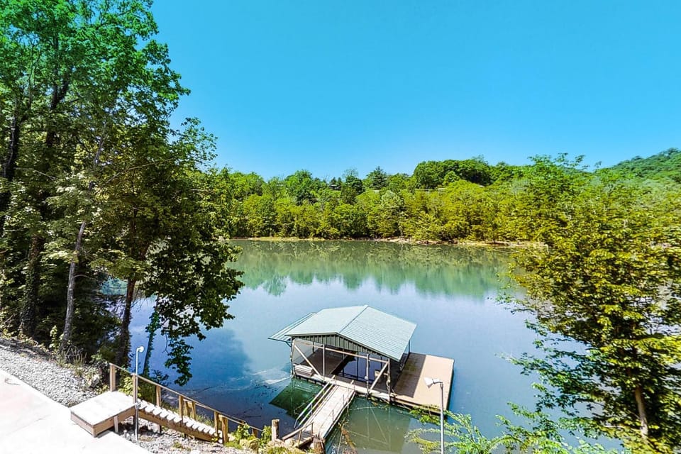 Lakeside Cabin Retreat Sleeps 12 BBQ Grill Dock Cabin in Norris Lake