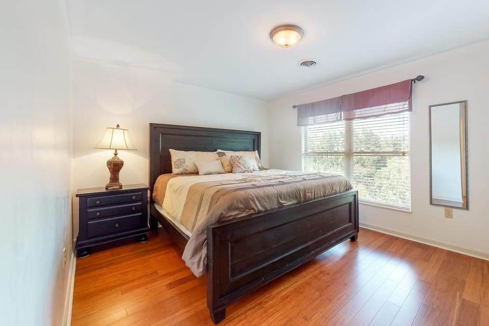 Walk to Parkway Sleeps 8 Pool Fireplace Top Floor House in Pigeon Forge