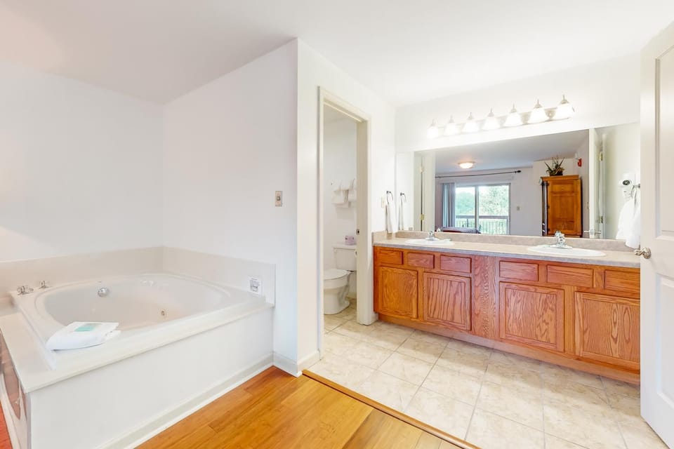 Walk to Parkway Sleeps 8 Pool Fireplace Top Floor House in Pigeon Forge