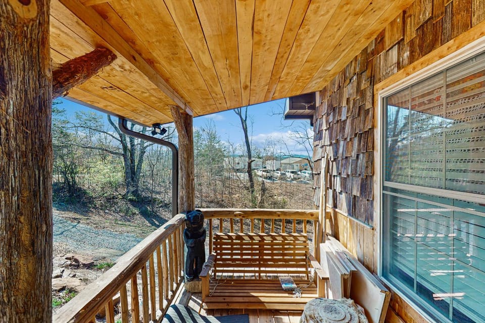 Cozy Lake Front Cabin Sleeps 4 Dock Play Yard Cabin in Douglas Lake