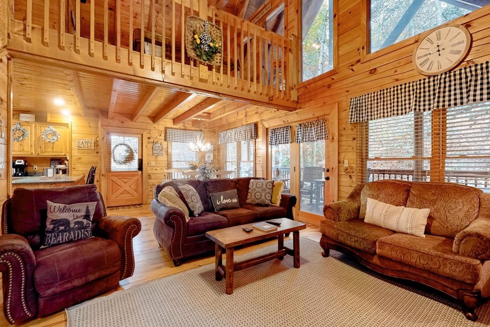 Dog Friendly Cabin Sleeps 6 Hot Tub 3Min Parkway Cabin in Sevier County
