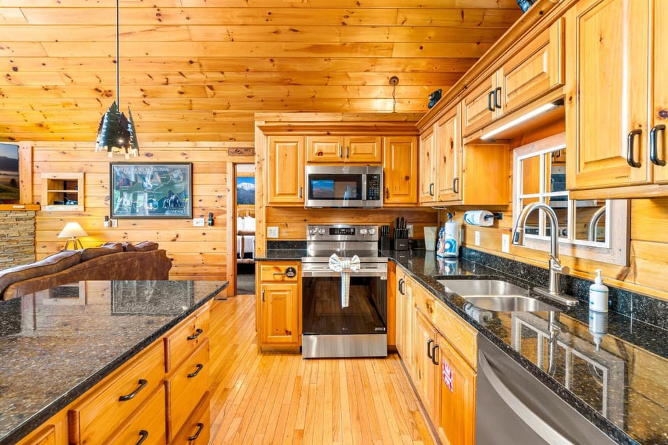 Luxury Mtn Retreat W Breathtaking Views Sleeps 14 House in Gatlinburg