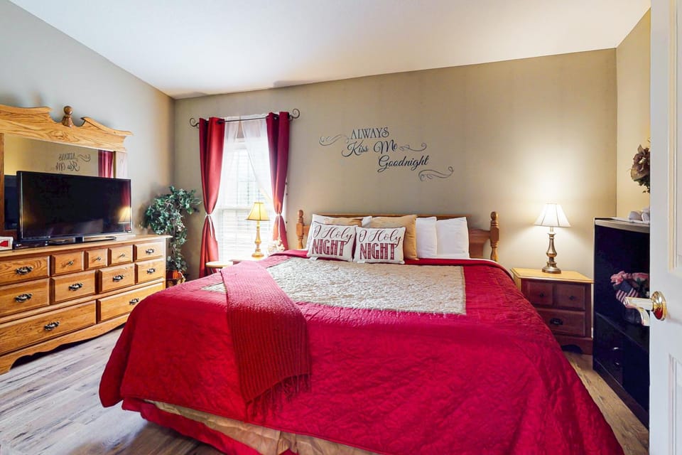 Cozy condo Near Parkway Sleeps 4 Outdoor Pool House in Pigeon Forge