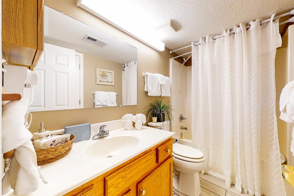 Cozy condo Near Parkway Sleeps 4 Outdoor Pool House in Pigeon Forge