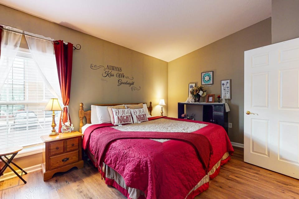 Cozy condo Near Parkway Sleeps 4 Outdoor Pool House in Pigeon Forge