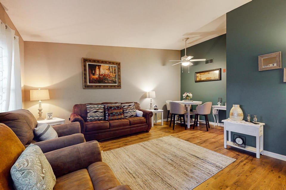 Cozy condo Near Parkway Sleeps 4 Outdoor Pool House in Pigeon Forge