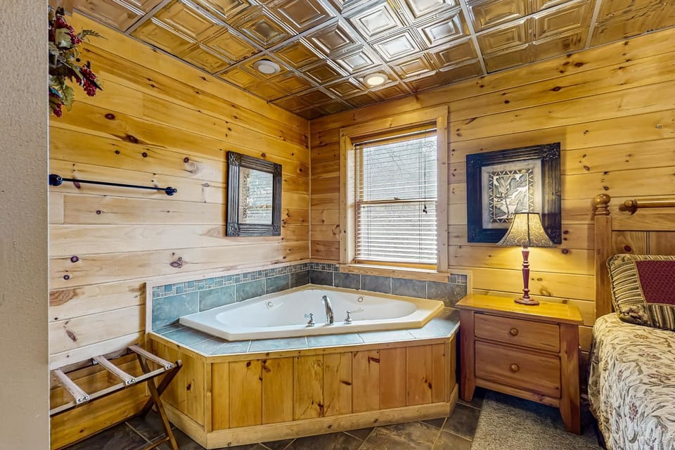 Beautiful Cabin Sleeps 9 Hot Tub Picnic Area Cabin in Pigeon Forge
