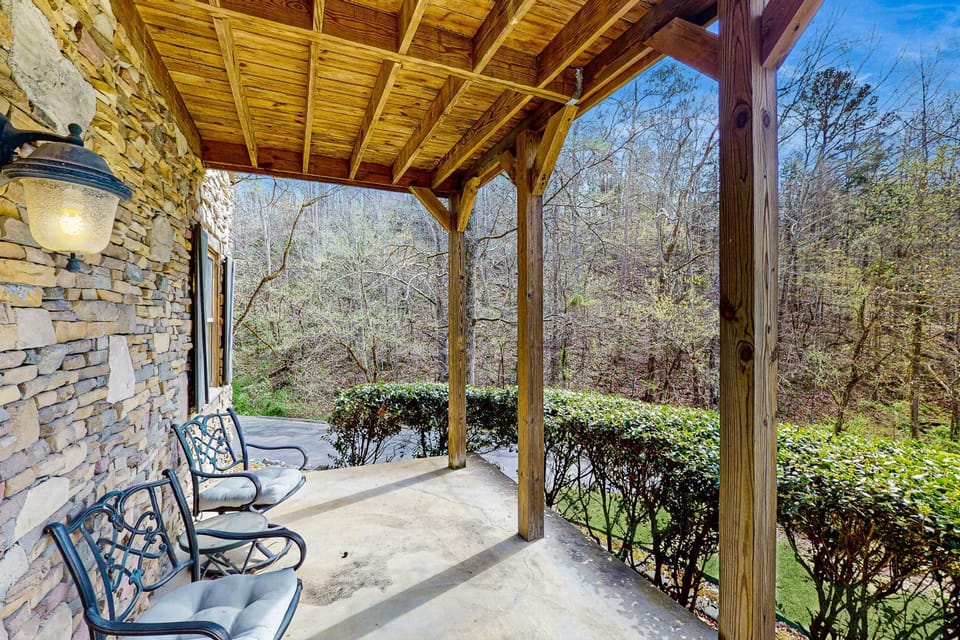 Beautiful Cabin Sleeps 9 Hot Tub Picnic Area Cabin in Pigeon Forge