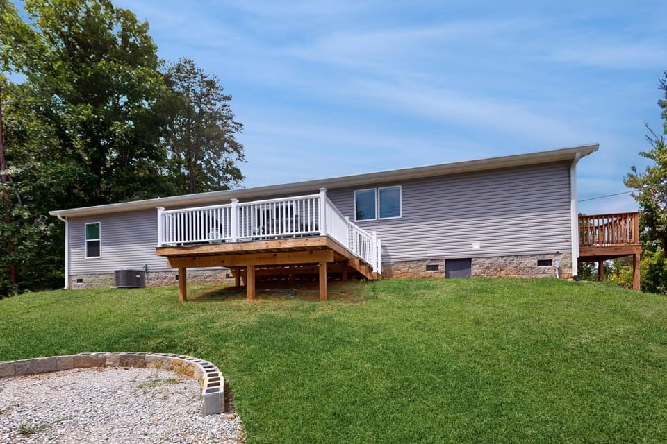 New Lake Home Sleeps 14 Private Dock Deck Grill House in Caryville