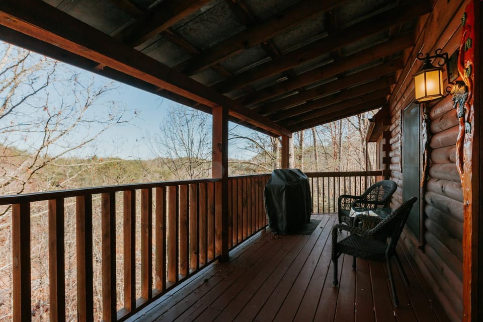 Serene Cabin Sleeps 4 Screened Porch Games Grill Cabin in Pigeon Forge