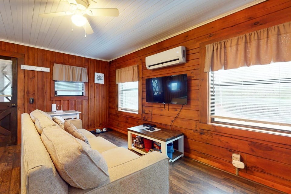 Secluded Dog Friendly Cabin Sleeps 4 Mtn View Tub Cabin in Sevier County