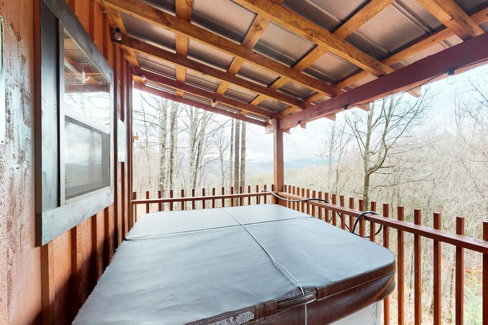 Secluded Dog Friendly Cabin Sleeps 4 Mtn View Tub Cabin in Sevier County