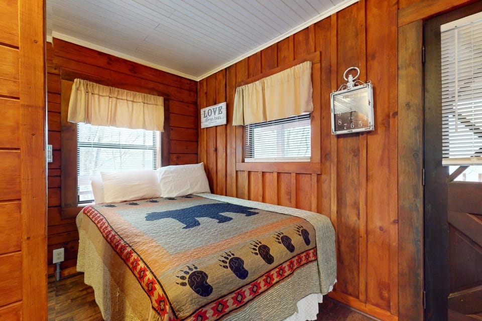 Secluded Dog Friendly Cabin Sleeps 4 Mtn View Tub Cabin in Sevier County
