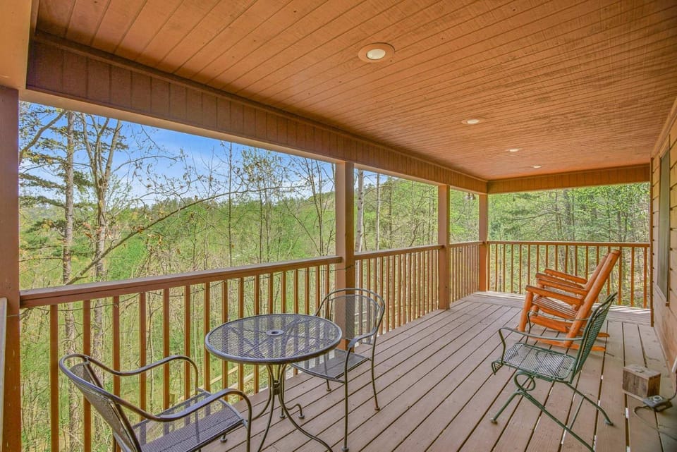 Cozy mountain cabin with stunning views hot tub game room & community pool Cabin in Sevier County