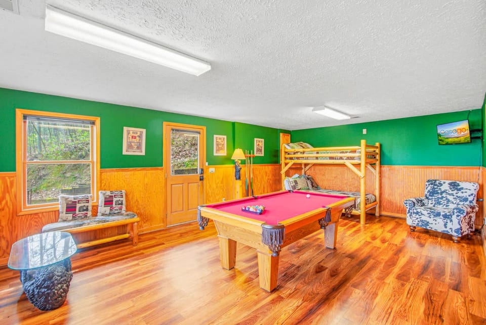 Cozy mountain cabin with stunning views hot tub game room & community pool Cabin in Sevier County