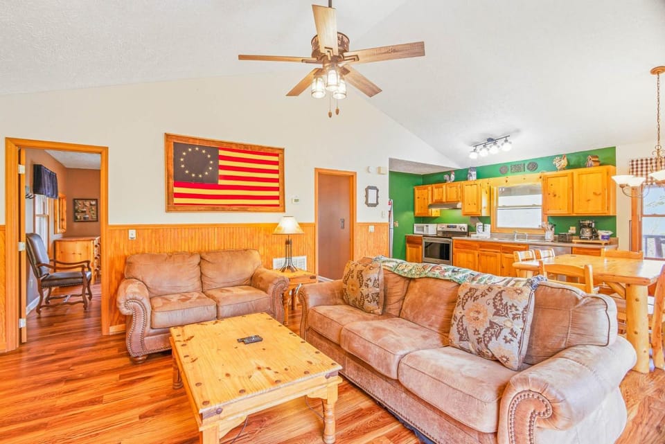 Cozy mountain cabin with stunning views hot tub game room & community pool Cabin in Sevier County