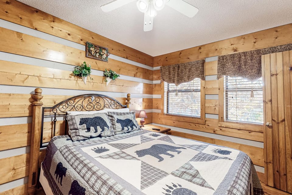 Casual Cabin Sleeps 6 Hot Tub Grill Fireplace Cabin in Pigeon Forge