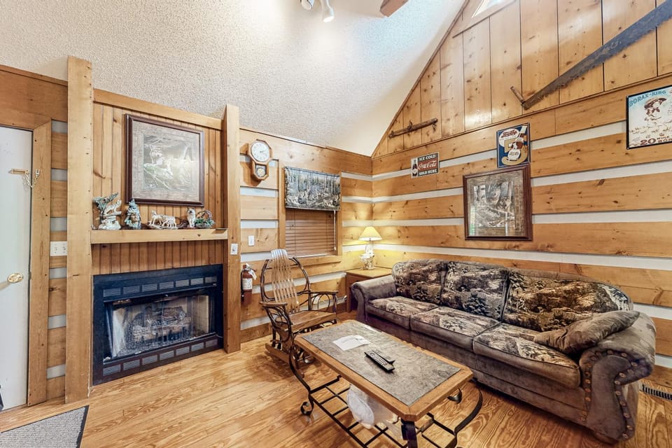 Casual Cabin Sleeps 6 Hot Tub Grill Fireplace Cabin in Pigeon Forge