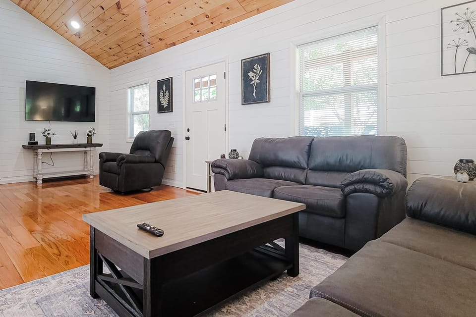 Cozy Home Sleeps 6 Hot Tub Fire Pit Free Ticket House in Sevierville
