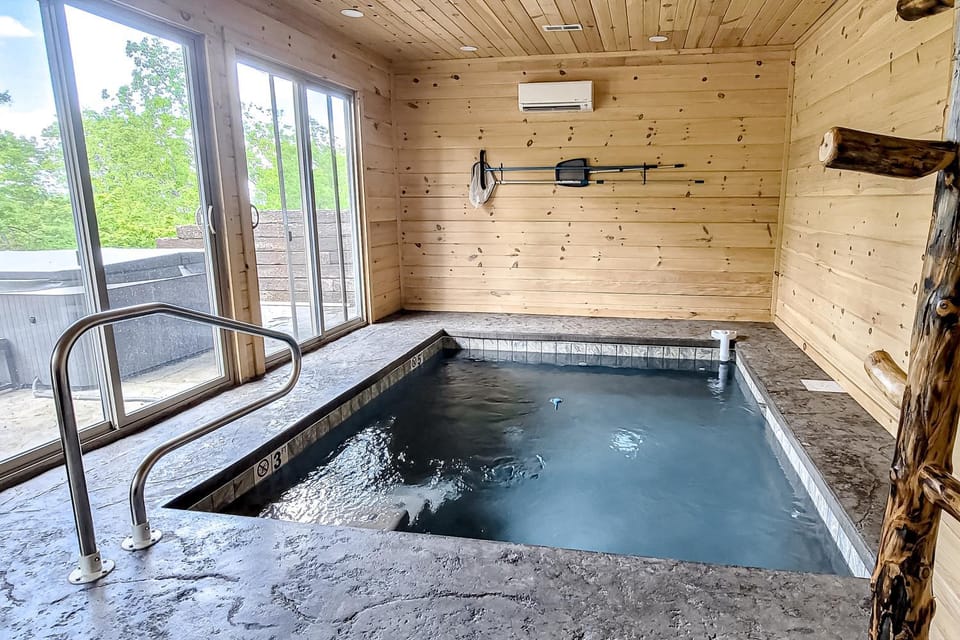 Tranquil Cabin Indoor Pool Hot Tub Woodland Views Cabin in Douglas Lake