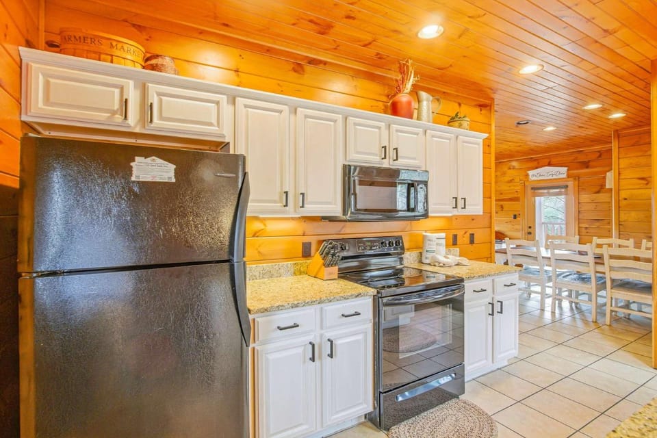 Spacious Mtn Cabin Sleeps 12 Hot Tub Game Room Cabin in Gatlinburg