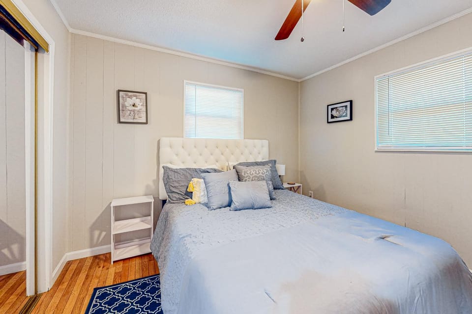 Charming Home Sleeps 8 Fireplace Grill Play House House in Pigeon Forge
