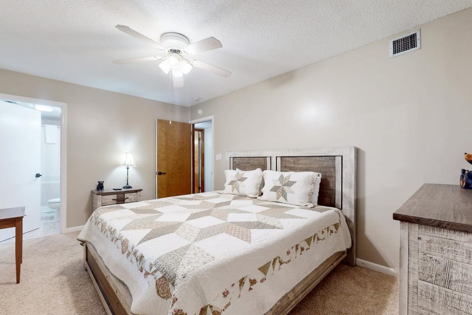 Charming Condo Sleeps 6 Shared Pool Gym Fireplace House in Gatlinburg