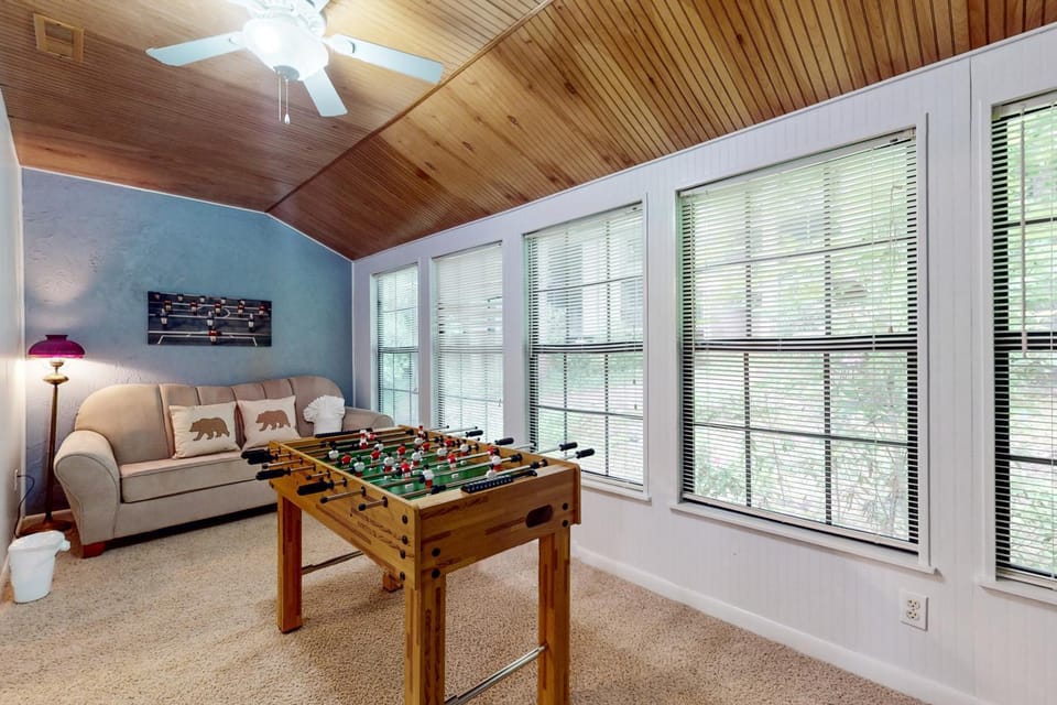 Charming Condo Sleeps 6 Shared Pool Gym Fireplace House in Gatlinburg