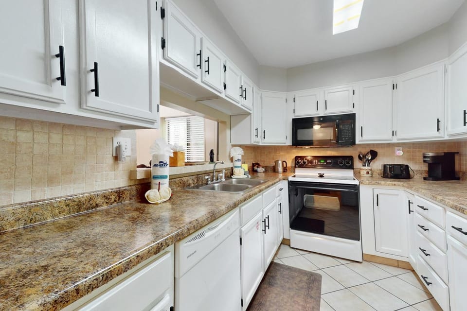 Charming Condo Sleeps 6 Shared Pool Gym Fireplace House in Gatlinburg