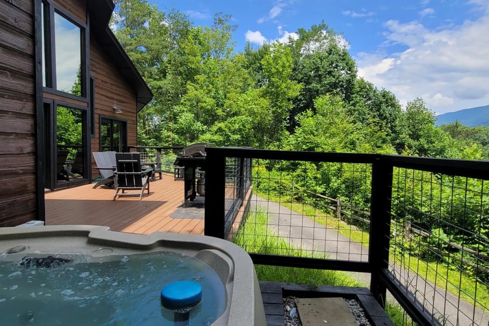 Spacious Cabin Sleep 10 Hot Tub Shared Pool Games Cabin in Pittman Center