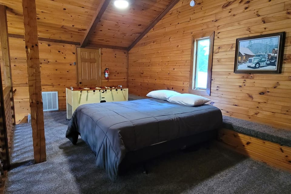Spacious Cabin Sleep 10 Hot Tub Shared Pool Games Cabin in Pittman Center