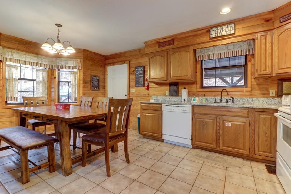 Homey Cabin Sleeps 8 Hot Tub Fireplace Pool table Cabin in Sevier County