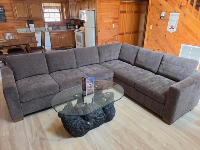 Homey Cabin Sleeps 8 Hot Tub Fireplace Pool table Cabin in Sevier County