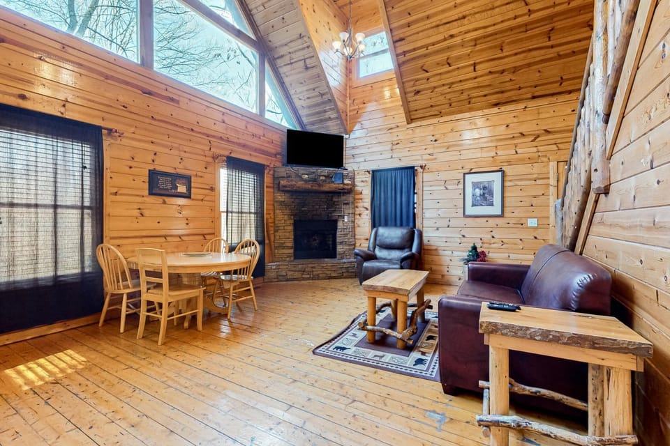 Smoky Mtn Cabin Sleeps 6 Hot Tub Pool Table Games Cabin in Gatlinburg