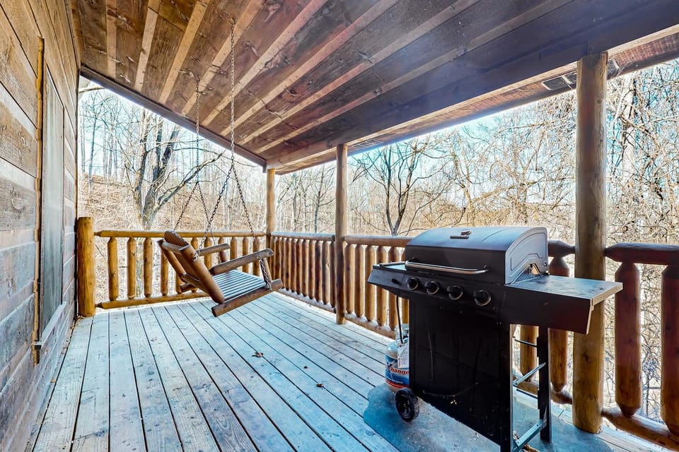Smoky Mtn Cabin Sleeps 6 Hot Tub Pool Table Games Cabin in Gatlinburg