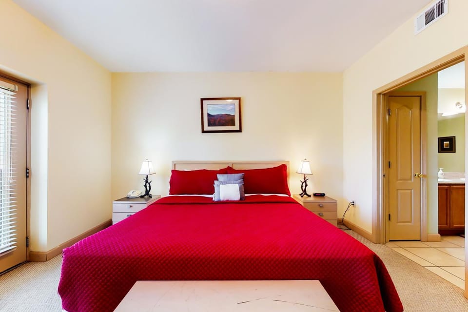 Mtn View Getaway Sleeps 6 Bunk nook Shared Pool House in Pigeon Forge