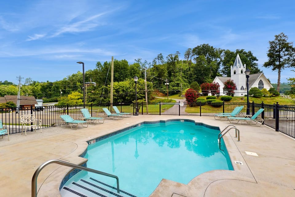 Cozy Condo Sleeps 4 Mins to Downtown Balcony Pool House in Gatlinburg