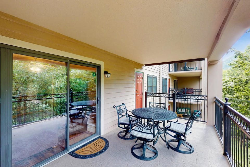 Cozy Condo Sleeps 4 Mins to Downtown Balcony Pool House in Gatlinburg