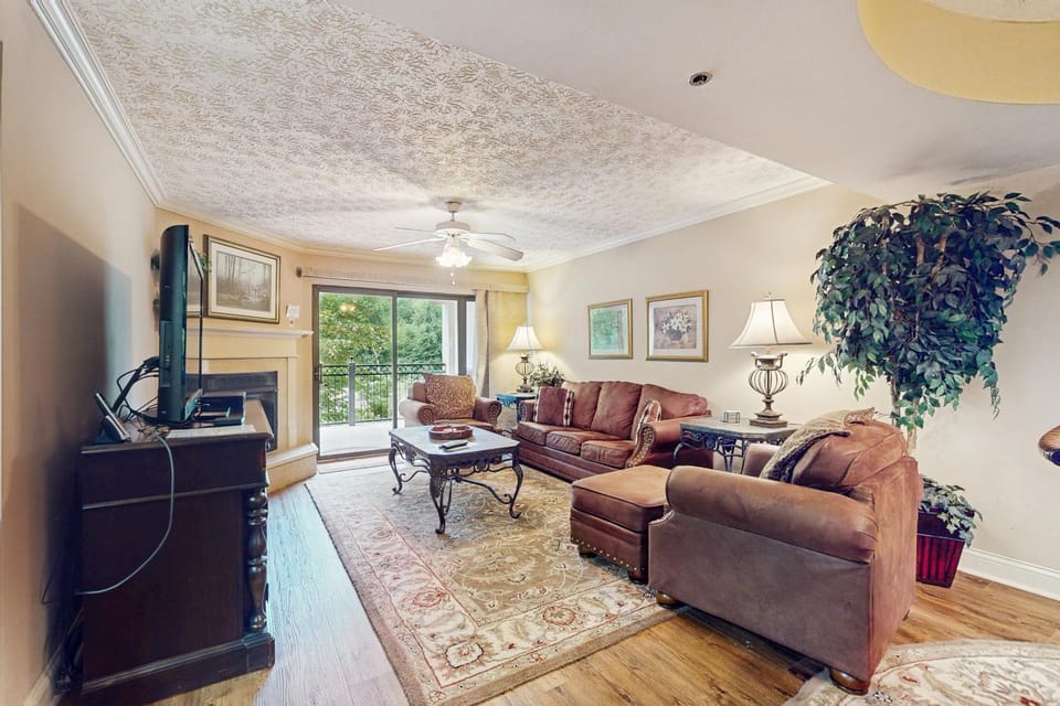 Cozy Condo Sleeps 4 Mins to Downtown Balcony Pool House in Gatlinburg