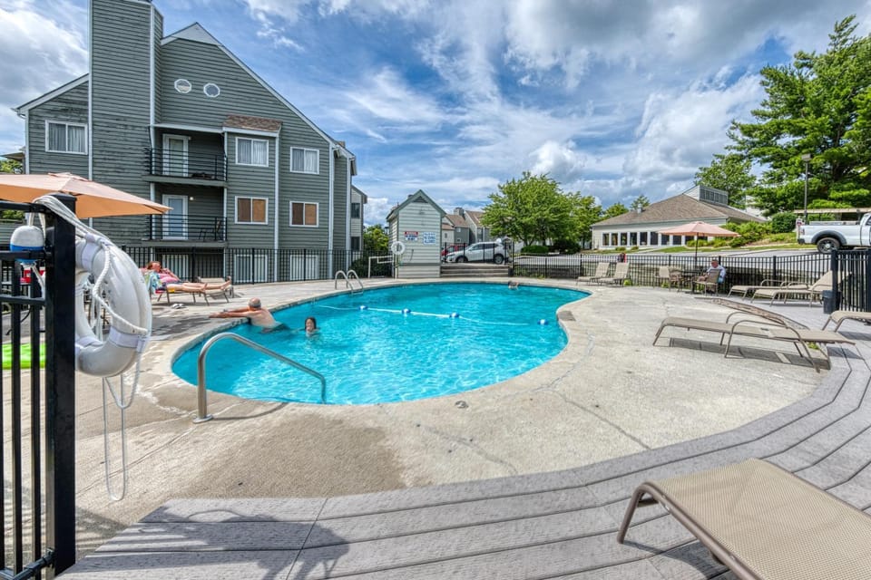 Cheerful Condo Sleeps 6 Near Gatlinburg Hot Tub House in Gatlinburg