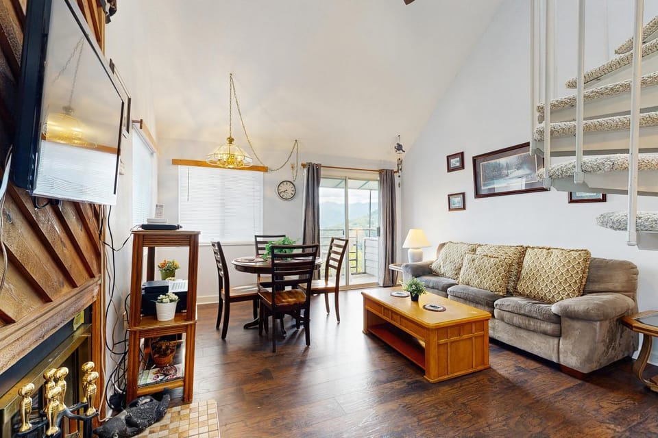 Cheerful Condo Sleeps 6 Near Gatlinburg Hot Tub House in Gatlinburg